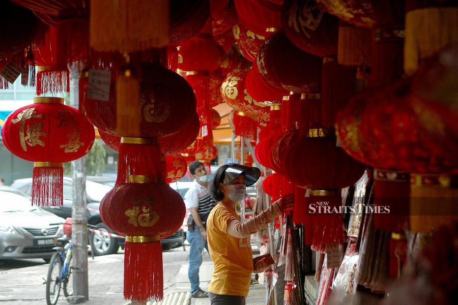 Customers at a shop in Klang purchasing Chinese New Year decoration ahead of the celebration. - NSTP/FAIZ ANUAR 