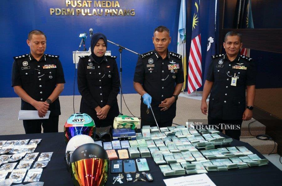 Penang deputy police chief Datuk Mohamed Usuf Jan Mohamad (2nd from right) said, about 2.20pm on Feb 27, a worker of the company was robbed by an unknown man while on his way to deposit money in a bank in Simpang Ampat, in the SPS district. - NSTP/MIKAIL ONG