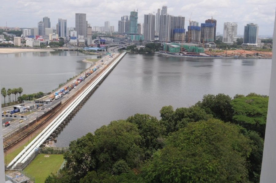 Investors, developers, and business owners are looking forward to the re-opening of international borders. File Photo of the Johor-Singapore causeway (Credit:Datamine Malaysia)