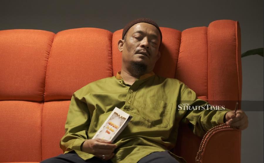 Datuk Ustaz Kazim Elias is afflicted by a mysterious illness. (Pic courtesy of MAWI WORLD ENTERTAINMENT)