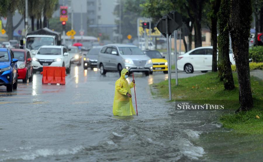 MetMalaysia has issued a heavy rain warning for several states in the country. - NSTP/File pic/for illustration purposes only.