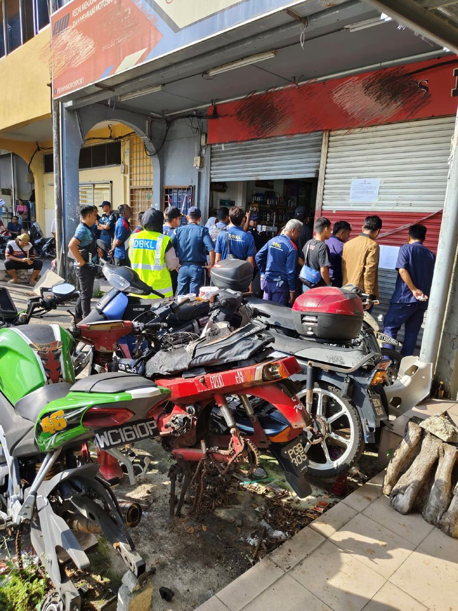 Kuala Lumpur City Hall officers and the public at the auction of goods seized by the local council after sealing a mechanic shop whose owner had failed to settle arrears. FACEBOOK/DEWAN BANDARAYA KUALA LUMPUR