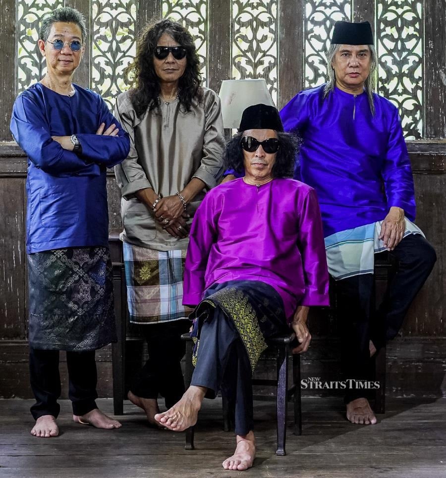 The new Raya song by Search, ‘Sujud Aidilfitri’, emphasises the theme of self-reflection. – Pic courtesy of Universal Music Malaysia