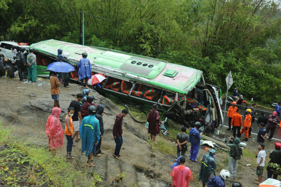 Indonesia Bus Crash Kills 13, Injures Dozens | New Straits Times ...