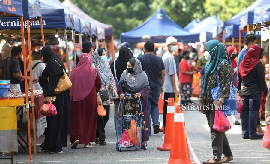 People visiting a Pasar Tani at Bukit Angkasa to purchase daily goods. -NSTP/ROHANIS SHUKRI.