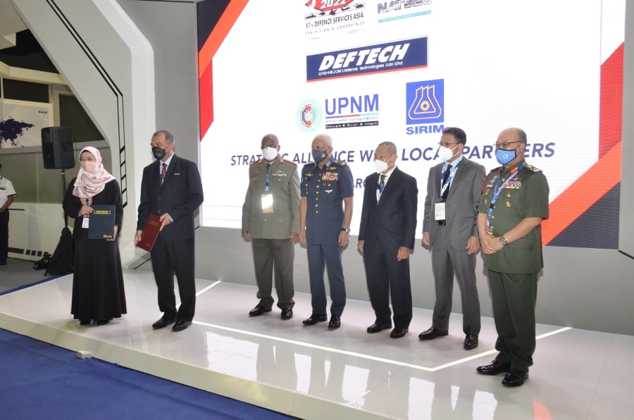 Both parties today signed a memorandum of understanding (MoU), and the exchange of documents was witnessed by the Chief of Defence Forces General Tan Sri Affendi Buang at the Deftech Pavilion during the Defence Services Asia 2022 (DSA 2022) at MITEC.