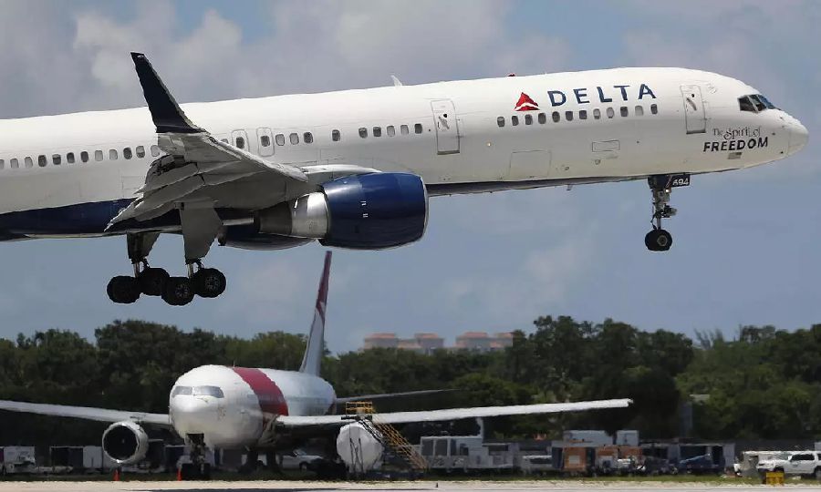 Passenger tries to break into cockpit on US flight