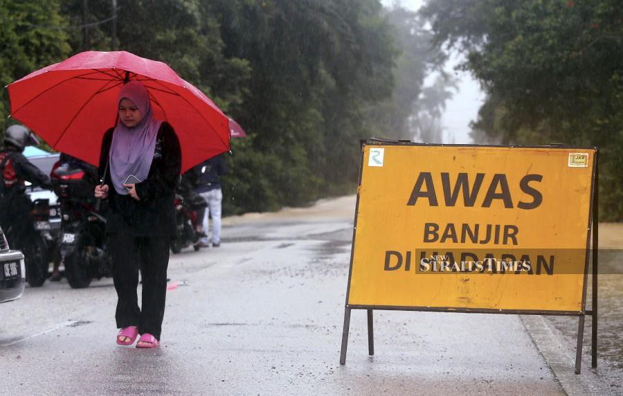 The main road in Panching heading towards Kuantan, is closed due to floods. -NSTP/FARIZUL HAFIZ AWANG