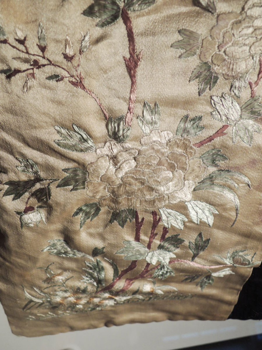 The robes of 19th-century officials feature high quality detailed embroidery.