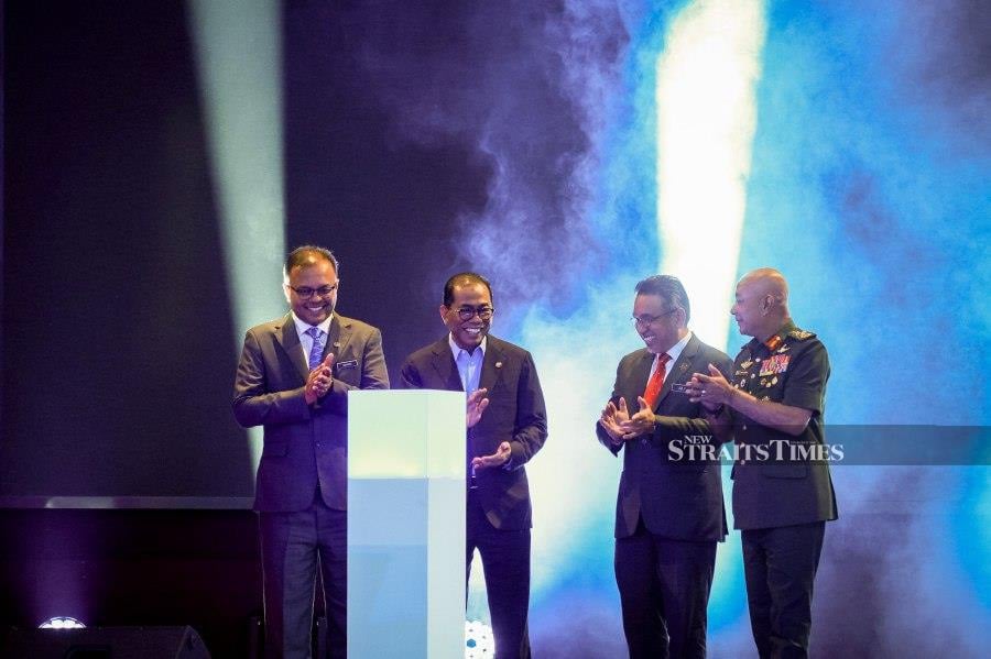 Defence Minister Datuk Seri Mohamed Khaled Nordin (centre) with his deputy, Adly Zahari (2nd-right), ministry’s sec-gen Datuk Seri Isham Ishak (left) and Armed Forces chief, General Tan Sri Mohammad Ab Rahman, during the launch of the Defence White Paper in Kuala Lumpur. - NSTP/ASYRAF HAMZAH