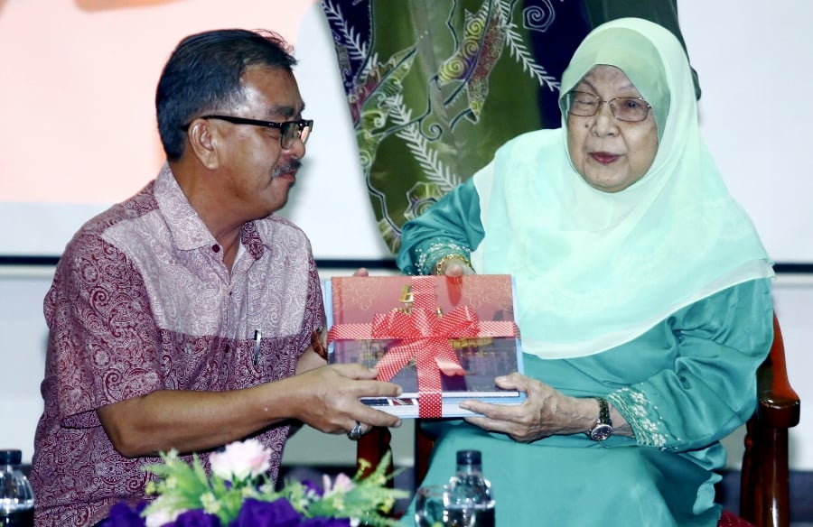 The historical event remained etched in the mind of Melaka Former Elected Representatives’ Council (Mubarak) member, Datuk Fatimah Ahmad (right), 80, who was 15 at the time. (Pic by MUHAMMAD ZUHAIRI ZUBER)