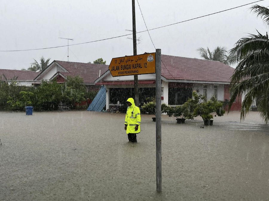 Floods in Bayu Damai, Kota Tinggi. -- Pic courtesy of police