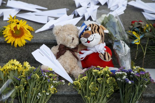 Flowers, toys and self-made paper planes are left to commemorate the victims of the Malaysia Airlines flight MH17 plane crash a year ago outside the Dutch embassy in Kiev, Ukraine, July 17, 2015. REUTERS Photo.