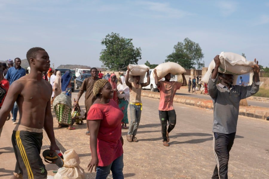 Looters raid food warehouse in central Nigeria | New Straits Times ...