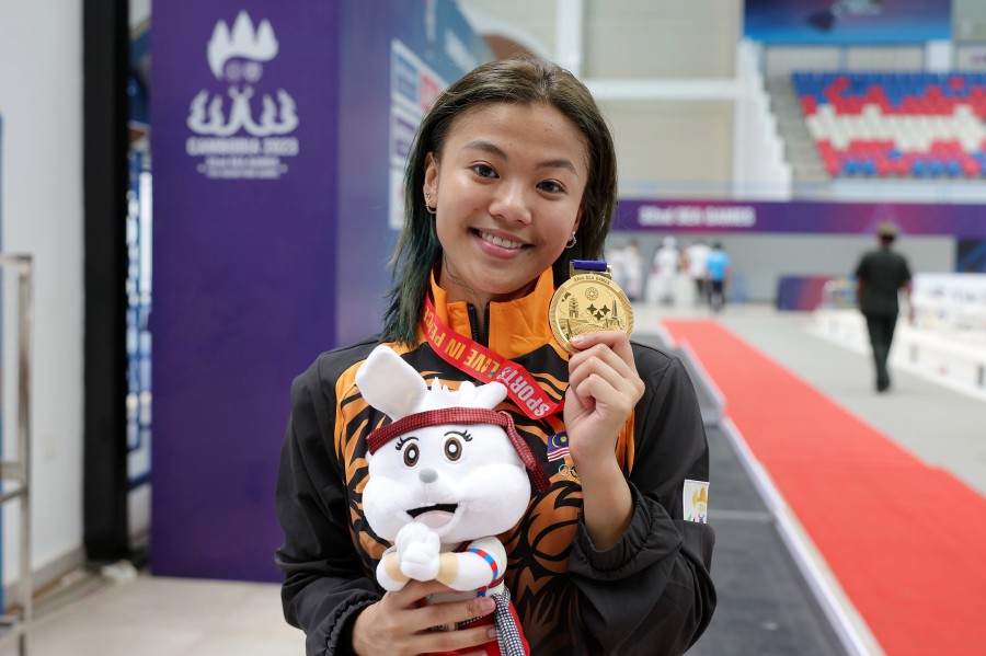 Diver Kimberly Bong Qian Ping clinches Malaysia's 10th gold medal through women's 3m springboard event in the 2023 SEA Games here today. -- BERNAMA PIC