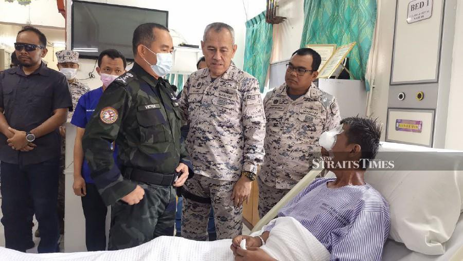 MMEA director-general Admiral (Maritime) Datuk Hamid Mohd Amin (third from right) with Esscom commander Datuk Victor Sanjos (fourth from left) at Tawau Hospital recently. -- NSTP Filepic