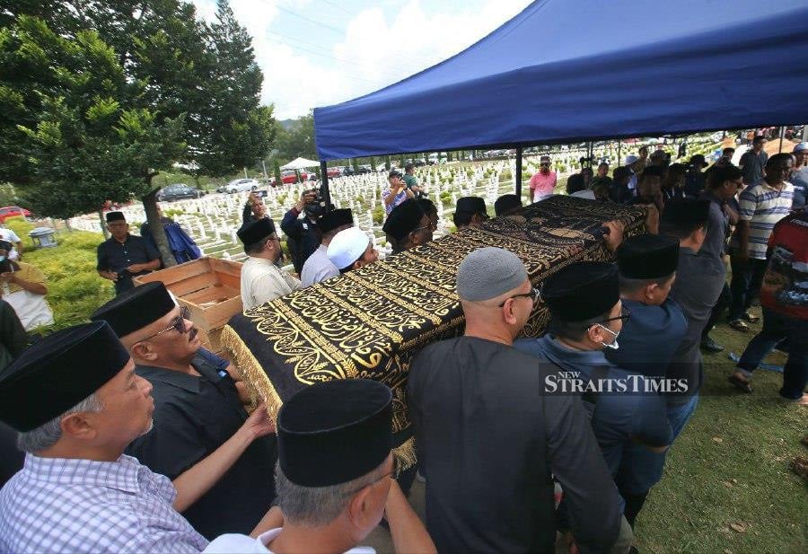 The remains of the late Datuk Johari Harun is brought to the Raudatul Sakinah Islamic Cemetery ahead of the burial in Taman Selasih, Kuala Lumpur. -NSTP/EIZAIRI SHAMSUDIN
