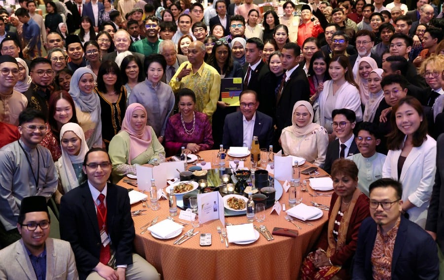 Speaking at a breaking of fast event with the Malaysian diaspora here today, Anwar said the cabinet has agreed to table an amendment to Article 14(1)(b) of the Federal Constitution, which governs the citizenship rights of parents born overseas.- BERNAMA pic