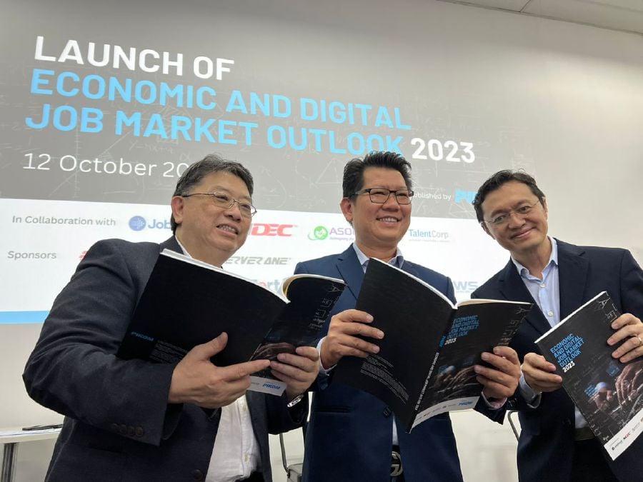 PIKOM deputy chairman Alex Liew (centre) with PIKOM advisor and research committee chairman Woon Tai Hai (left) and PIKOM CEO Ong Kian Yew (right).