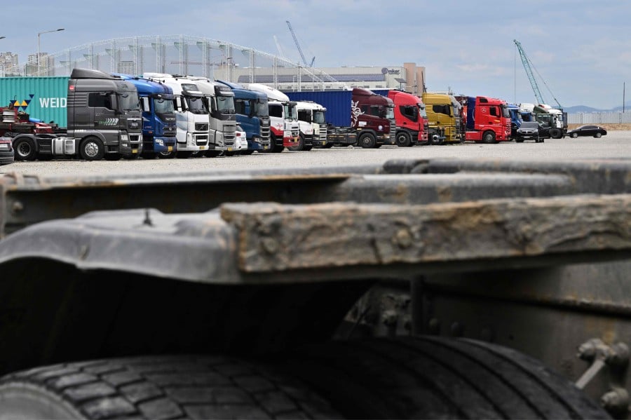 south-korean-trucker-strike-snarls-supply-chains-new-straits-times