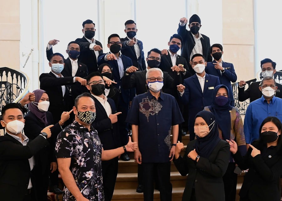 Prime Minister Datuk Seri Ismail Sabri Yaakob receiving a visit from the National Student Consultative Council (MPPK) at the Seri Perdana Complex. - BERNAMA PIC