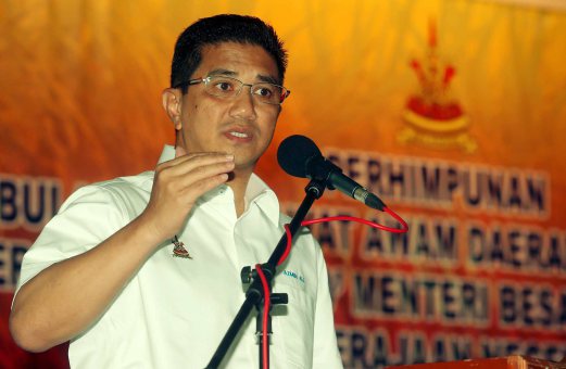 Menteri Besar Azmin Ali said Selangor state government is allocating RM600,000 for irrigation and piping works in Sabak Bernam after a series of stormy weather in the district caused severe flash floods on Oct 21. Pix by ROSDAN WAHID