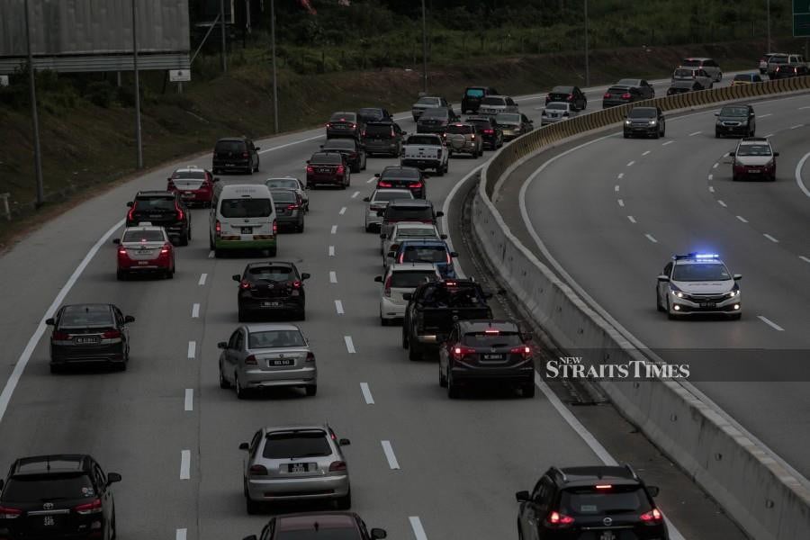 A general view of the traffic flow near the Gombak Toll Plaza on October 17. -NSTP/HAZREEN MOHAMAD