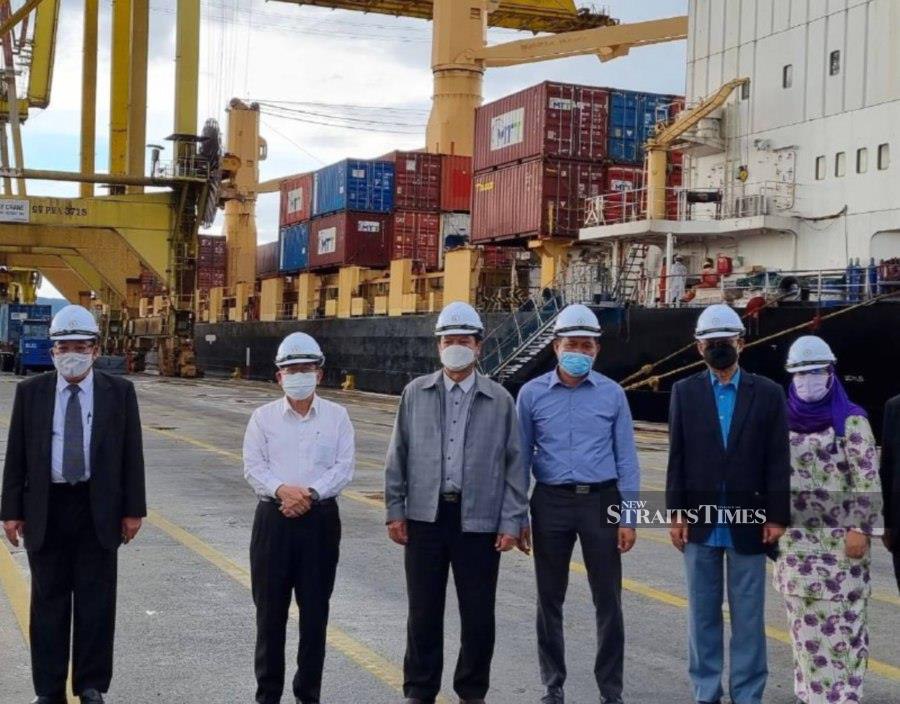 Deputy Chief Minister Datuk Amar Douglas Uggah Embas (second left) visiting the Senari Port in Kuching yesterday. 