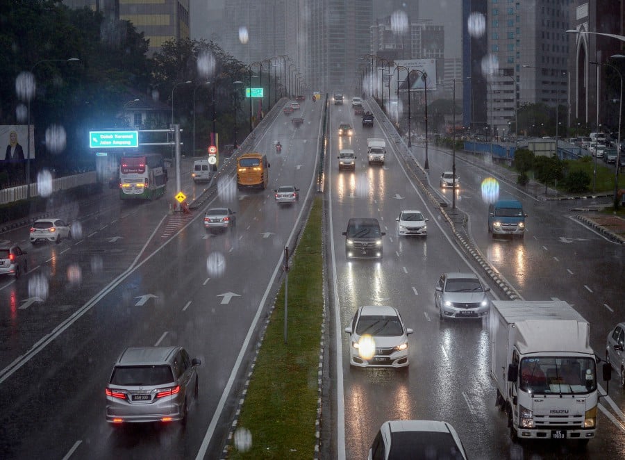 A view of the traffic during the rain along Jalan Tun Razak today. - BERNAMA PIC 