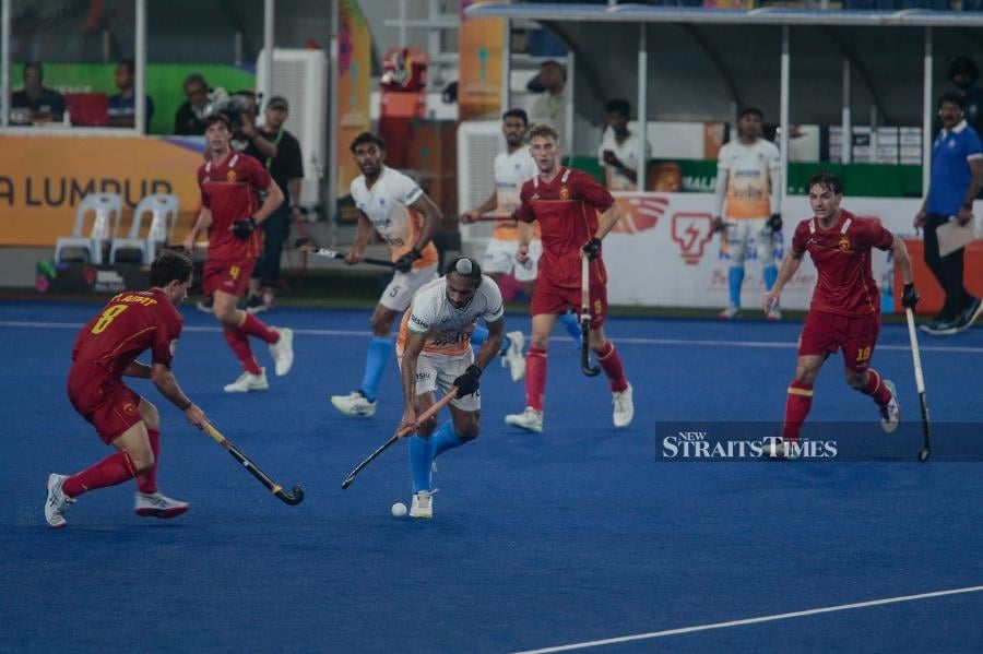  Spain’s Amat Pere (left) in action against India’s Hundal Araijeet (centre) during the match at the Nationa Hocket Stadium in Bukit Jalil. -NSTP/GENES GULITAH