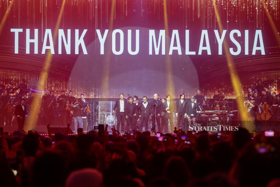 Dewa 19 thanking their fans after performing during its ‘A Night At The Orchestra – Chapter 5 Live In Malaysia’ concert at the Axiata Arena, Bukit Jalil. - NSTP/GENES GULITAH