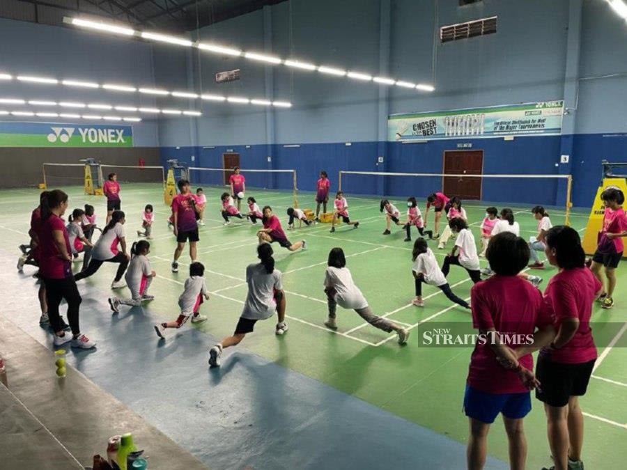  Young girls participating in the badminton clinic organised by former national coach Wong Pei Tty in Ipoh recently. 