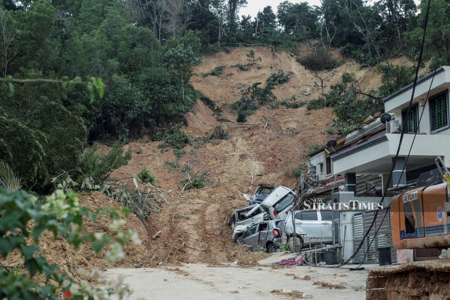 A general view of the landslide at Taman Bukit Permai 2, Ampang. - NSTP/AIZUDDIN SAAD