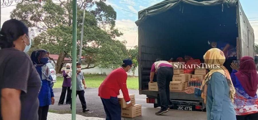 Food contribution being uploaded onto a truck. - NSTP/ZAINAL AZIZ