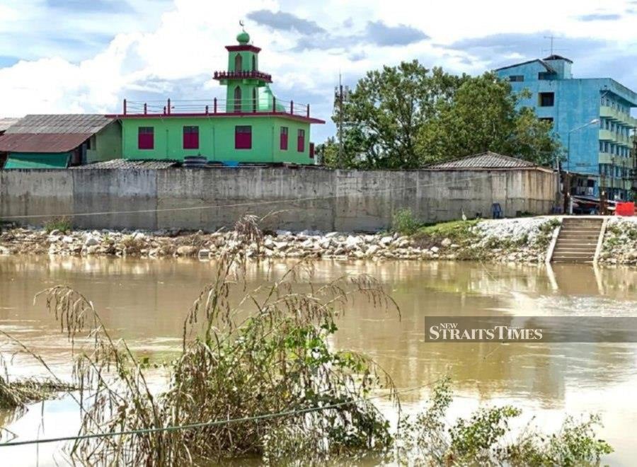 Golok River 'courier Service' Continues Despite Monsoon | New Straits ...