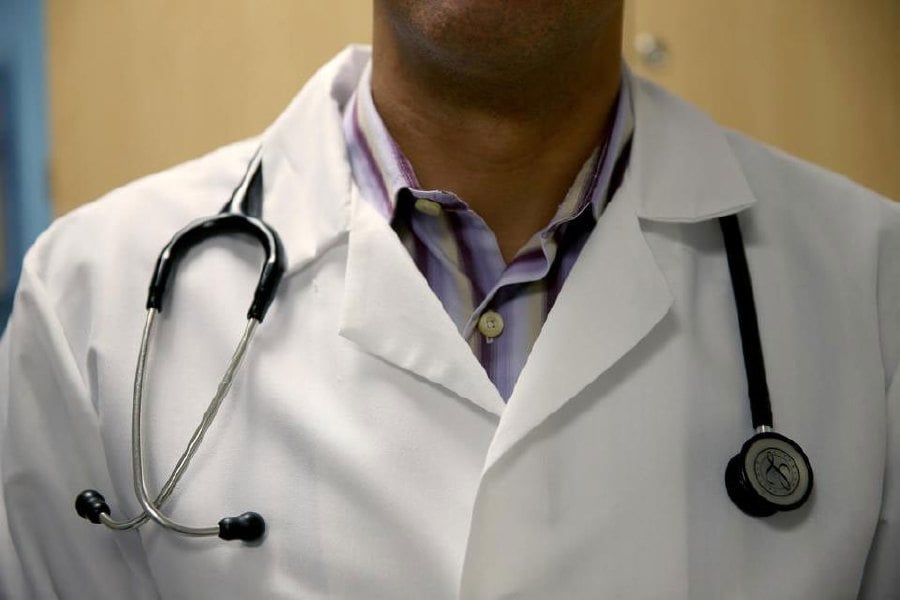 The Health Ministry’s directive instructing contract doctors to resign from their positions upon receiving permanent posts has led to a discrepancy in wages for the 1,004 doctors among other issues, says the Malaysian Medical Association (MMA).- NSTP file pic