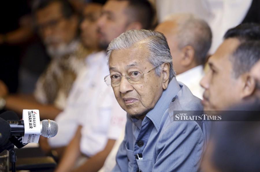 Tun Dr Mahathir Mohamad said if former prime minister Tan Sri Muhyiddin Yassin, upon losing his majority in the House in 2021, did not dissolve Parliament, Ismail Sabri could have followed the same precedent. - NSTP/MOHD FADLI HAMZAH