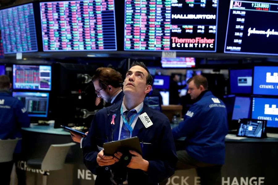 The firm expects the benchmark index to trend between 1,615 and 1,620 points after Wall Street took a breather as traders ponder over the stimulus package amid the rising Covid-19 cases in the US. (AFP photo)