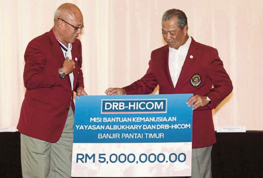 DRB-HICOM group managing director Tan Sri Mohd Khamil Jamil (left) present the RM5 million mock cheque to Education minister Tan Sri Muhyiddin Yassin at Glenmarie Golf and Country Club. Pix by SAIRIEN NAFIS.