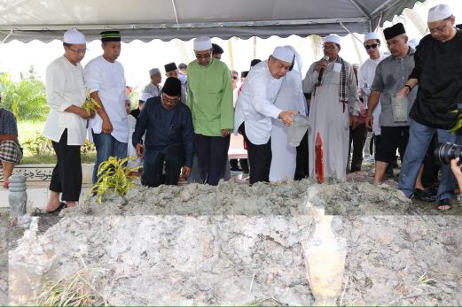 Zahid's youngest brother laid to rest in Bagan Datoh | New ...