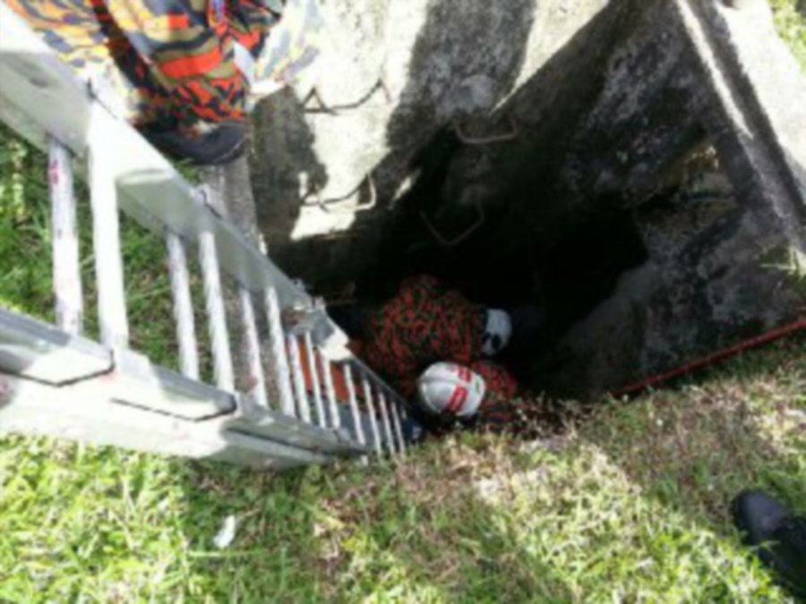 A woman was found dead inside a three-metre deep drain at Kampung Sundang Batu Sapi here, today. (Photo courtesy of Fire and Rescue departmant)