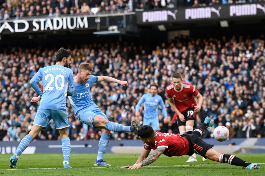 Man City thrash Man Utd 4-1 to extend Premier League lead