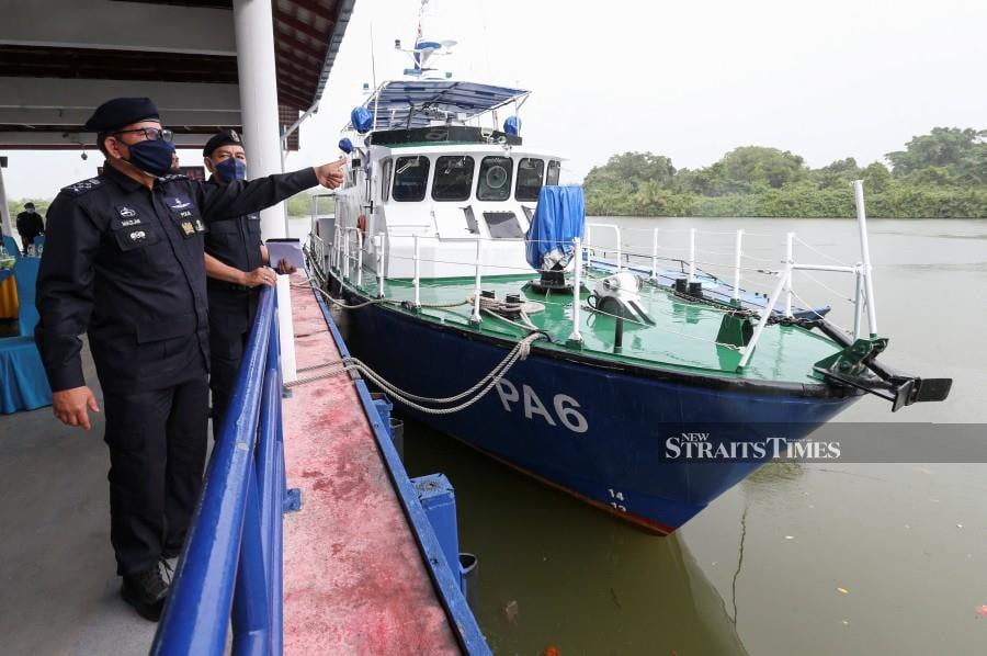 Deputy Inspector-General of Police Datuk Seri Mazlan Lazim gesture during his visit to the Sungai Golok at the Pengkalan Kubor Third Region marine police jetty in Tumpat. -NSTP/NIK ABDULLAH NIK OMAR 