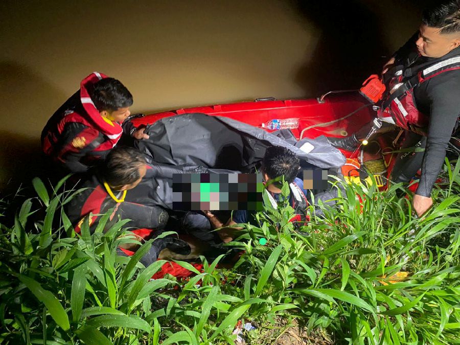 A 5-year-old autistic boy was found drowned after falling into Sungai Skudai near Kampung Sepakat Baru yesterday. - Pic courtesy of Bomba