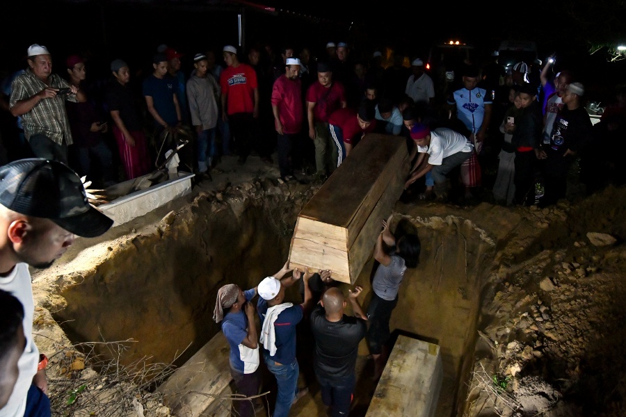 Three Drowning Victims Buried In Common Grave [NSTTV] | New Straits ...