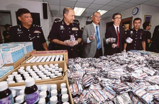  Narcotics Crime Investigation Department director Datuk Seri Noor Rashid Ibrahim (centre) along with Central Narcotics Bureau (CNB) of Singapore irector Ng Ser Song (2nd from right) show the drugs that was confiscated during three separate raids in Johor Baru. Pix by Hairul Anuar Abd Rahim.
