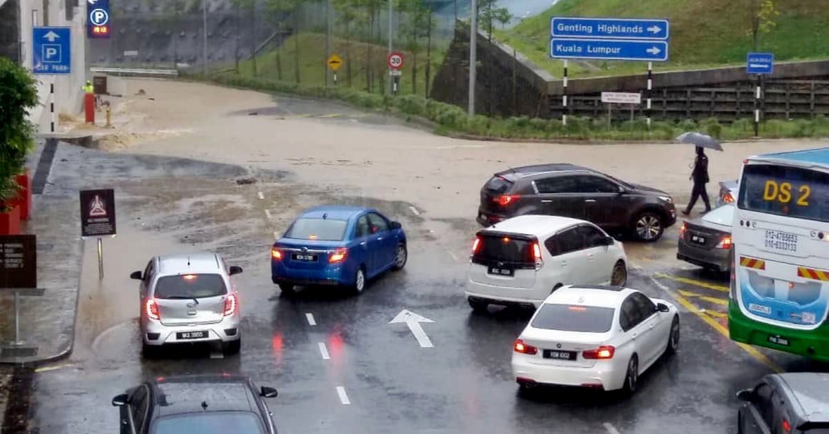 Downpour causes flash floods in Genting Highlands | New