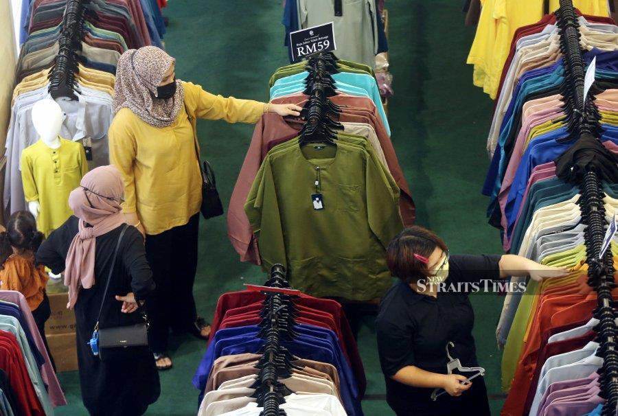 With the persistent rise of food price inflation in Malaysia, Malaysians who reach the official retirement age of 60 eventually have to either deplete savings for survival or secure loans to start small businesses. - NSTP file pic