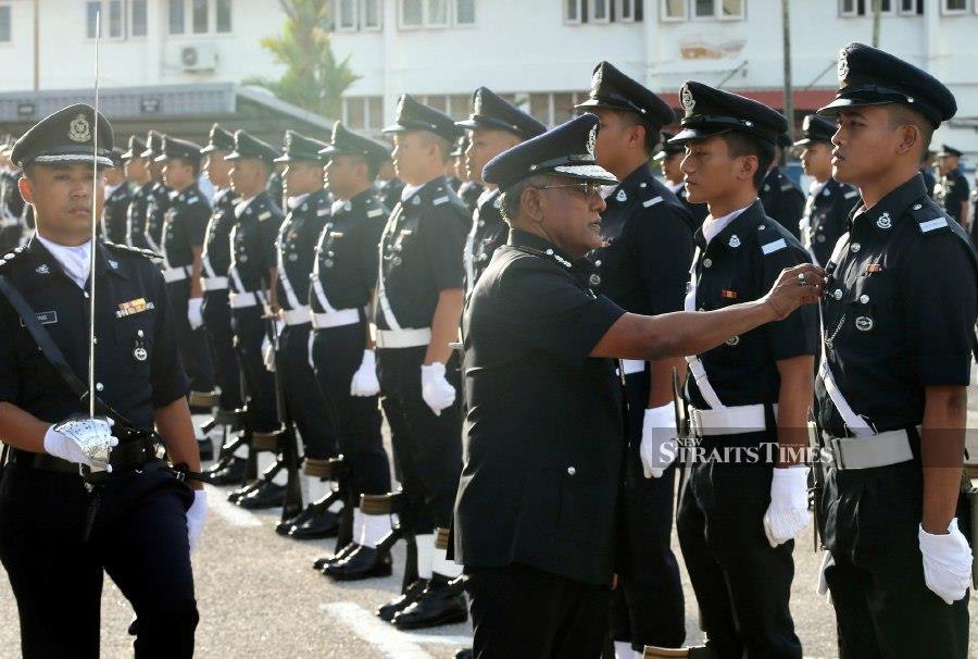 Pahang police chief Datuk Seri Ramli Mohamed Yoosuf inspects the guard of honour during the Pahang police headquarters’ special monthly assembly in Kuantan. -NSTP/FARIZUL HAFIZ AWANG