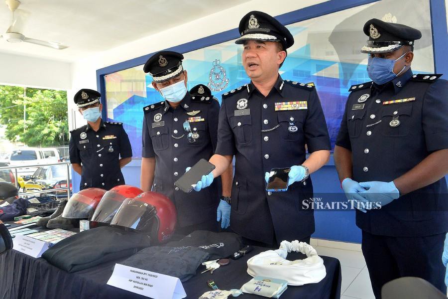 South Klang district police chief Assistant Commissioner Cha Hoong Fong showing some of the belongings of the victim and suspect, during a press conference at the South Klang district police headquarters. - NSTP/FAIZ ANUAR 